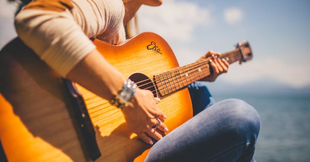 ギター初心者セットを手にする30代の男性が自宅でギターを持つシーン