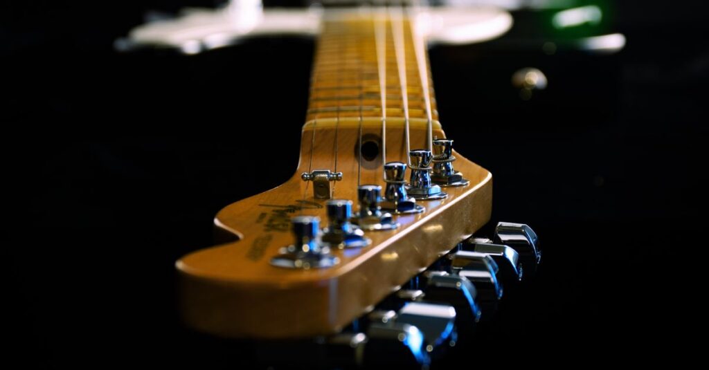 スマホアプリのチューナーに苦戦する初心者ギタリストの様子。