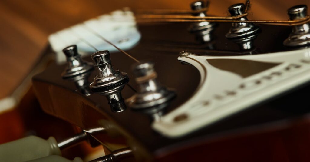 演奏シーンに応じたチューナーの使い分けを説明した図解。