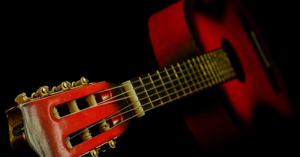 スマホアプリのチューナーに苦戦する初心者ギタリストの様子。