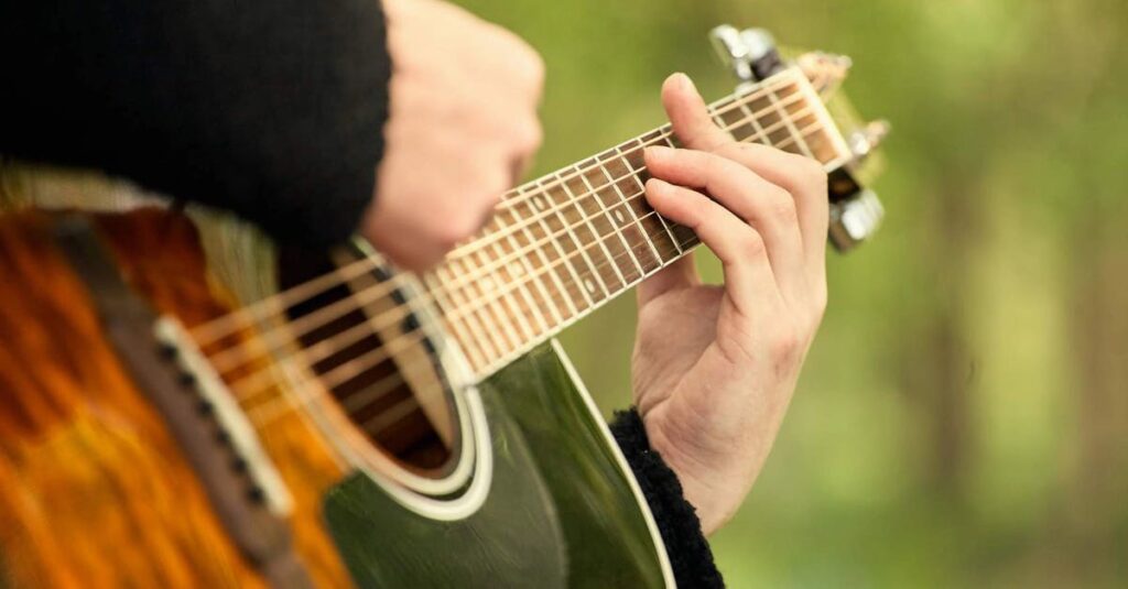 初心者向けのギターチューナー。簡単操作でクリップ型の手軽なモデルが紹介されている様子。