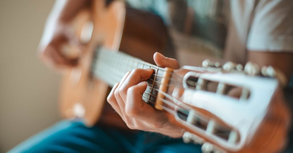 音楽ジャンル別に初心者におすすめのギタータイプを紹介する図解イメージ