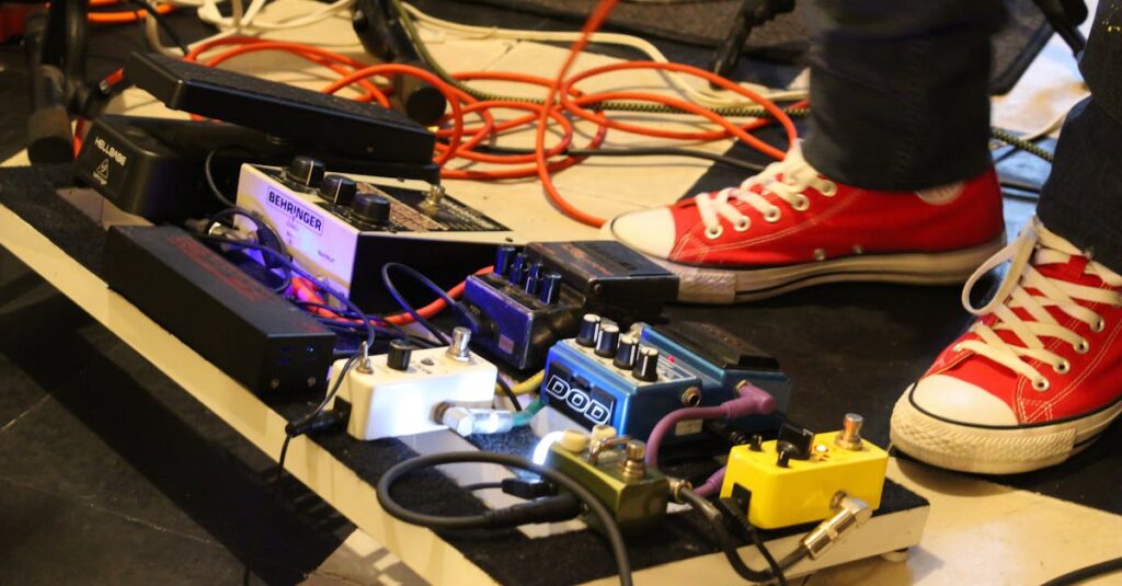 BOSS TU-3ペダル型チューナー。エフェクターボードに組み込まれた様子が確認できる。