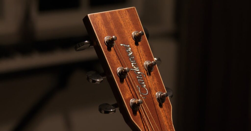 スマホアプリで練習を続けている初心者ギタリストの様子。