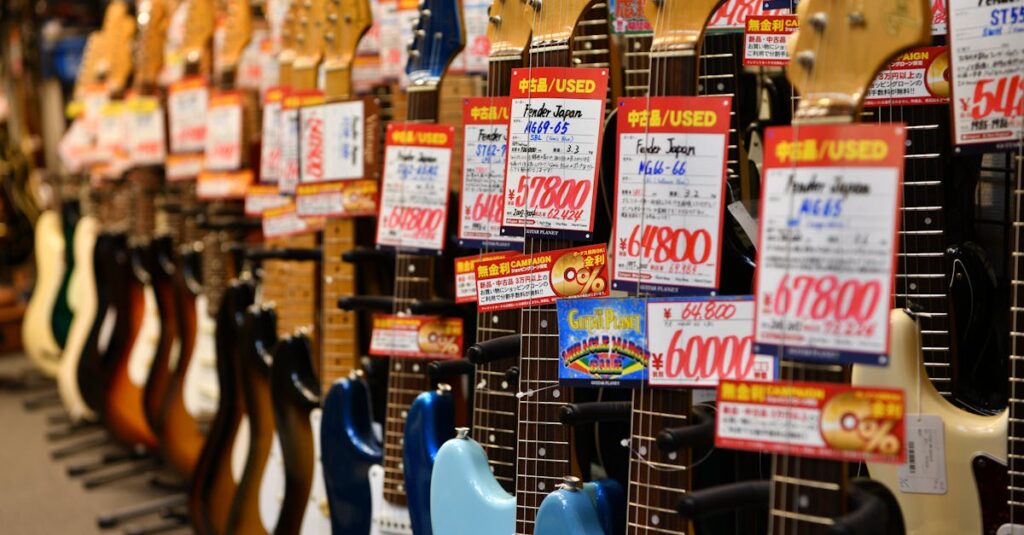 ギター初心者がカタログを見ながらセットを選んでいる様子（30代の男性）
