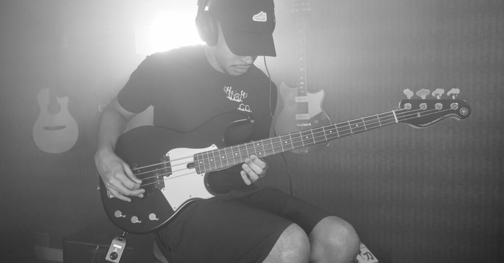 スマホアプリのチューナーに苦戦する初心者ギタリストの様子。