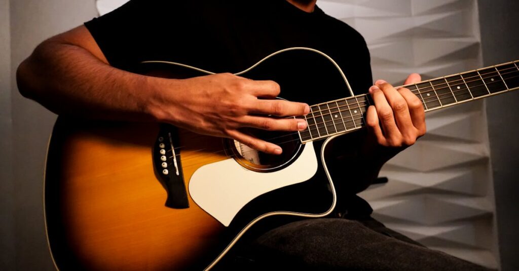 30代以上の男女がギターを手に笑顔で演奏している写真。背景に窓からの光が差す自宅リビング