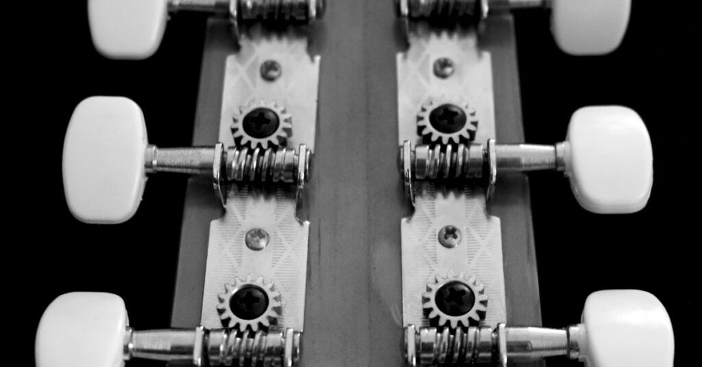 スマートフォンのチューナーアプリでギターを調整している様子。静かな室内環境で使用。