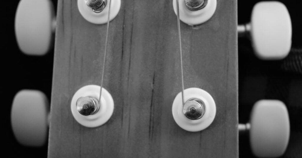 ギターに取り付けられたチューナーのクローズアップ。チューニング中の様子がわかるリアルなシーン。
