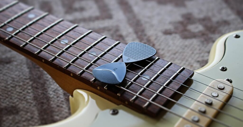 KORG Pitchclip 2をギターに装着した様子。小型で高性能なクリップ型チューナー。