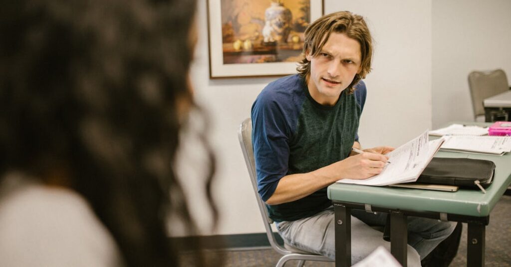 ギター初心者が疑問を感じている様子と、その疑問に答えるようなアイコンや本、スマホ画面など