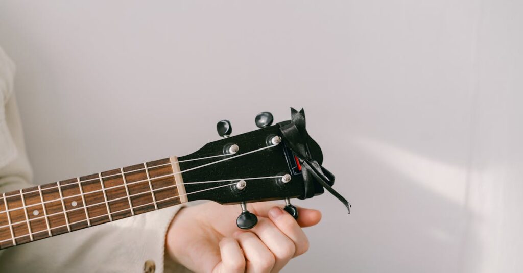 スマホアプリのチューナーに苦戦する初心者ギタリストの様子。