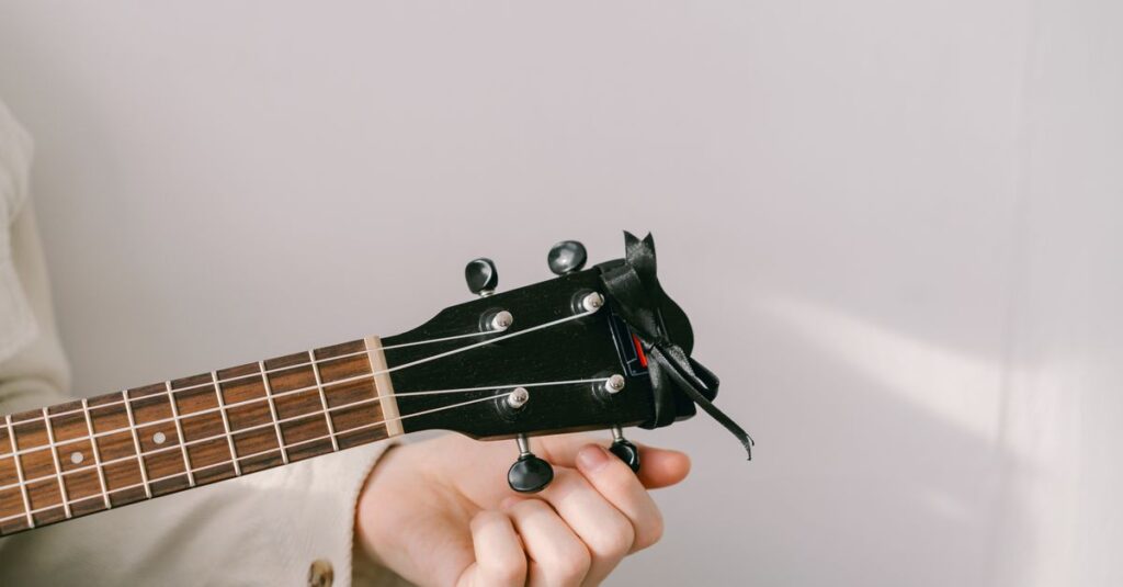 スマホアプリで練習を続けている初心者ギタリストの様子。