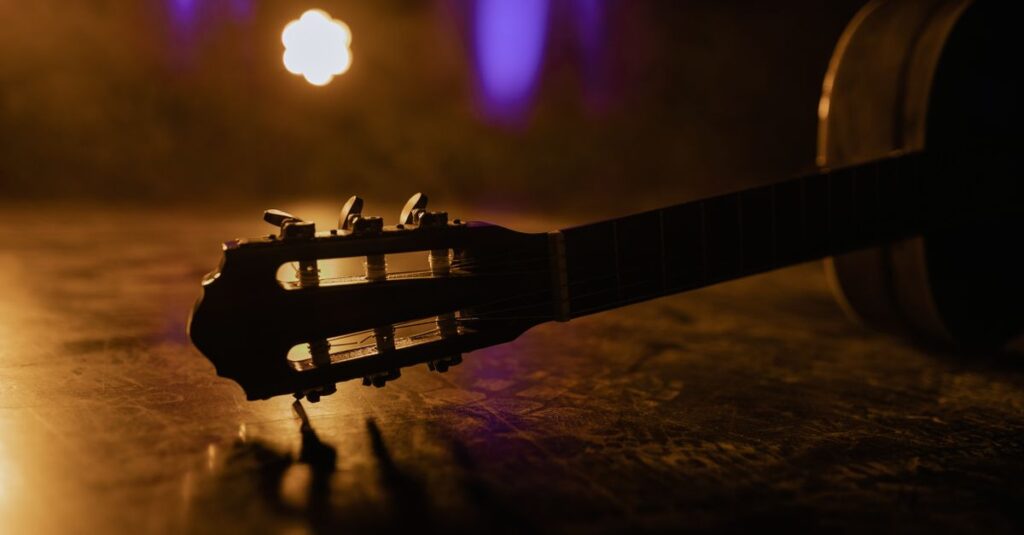 使用目的と合っていないチューナーを選んで後悔しているギタリストの様子。