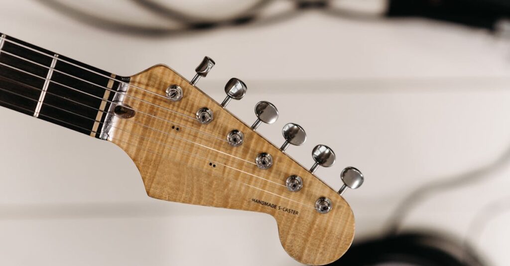 KORG Pitchclip 2をギターに装着した様子。小型で高性能なクリップ型チューナー。