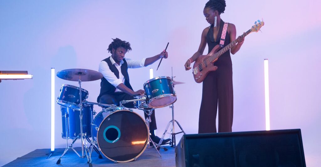 スタイリッシュなデザインのチューナーを手にするギタリスト。機能より見た目を重視して失敗する例。