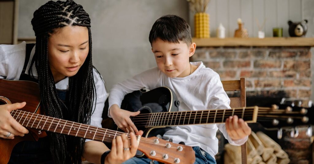 ギター初心者が疑問を感じている様子と、その疑問に答えるようなアイコンや本、スマホ画面など