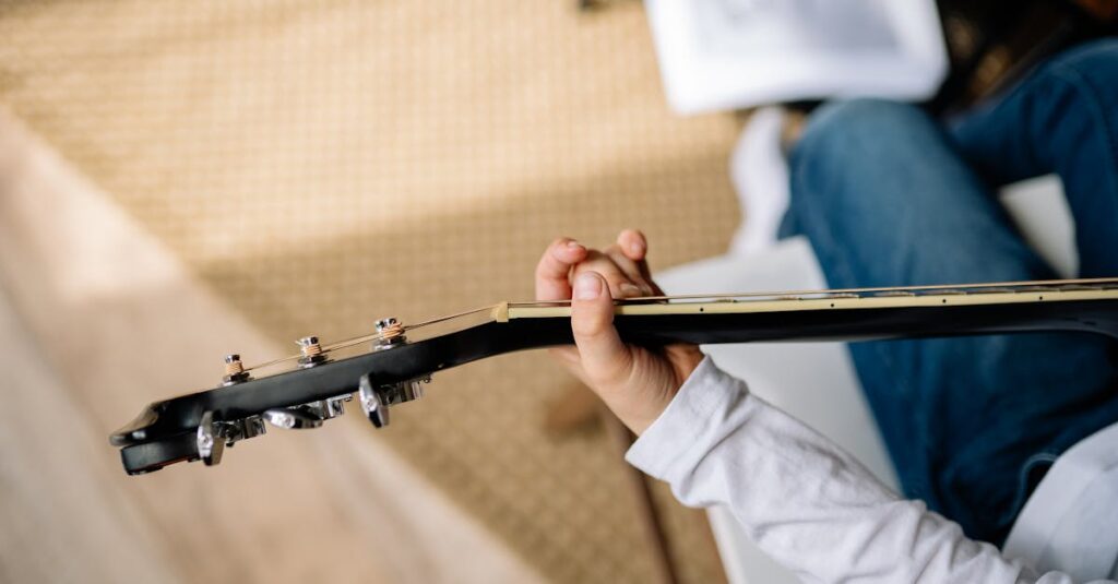 ギター初心者セットを手にする30代の男性が自宅でギターを持つシーン