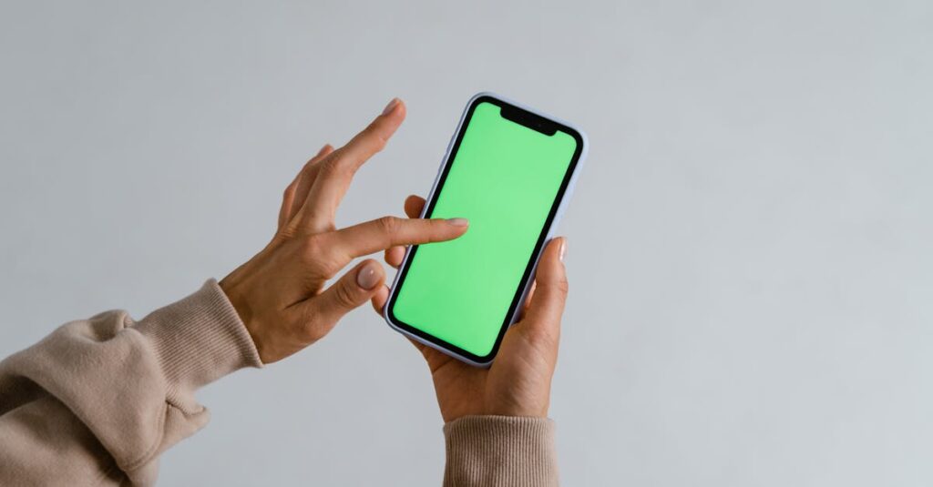 スマートフォンのチューナーアプリでギターを調整している様子。静かな室内環境で使用。