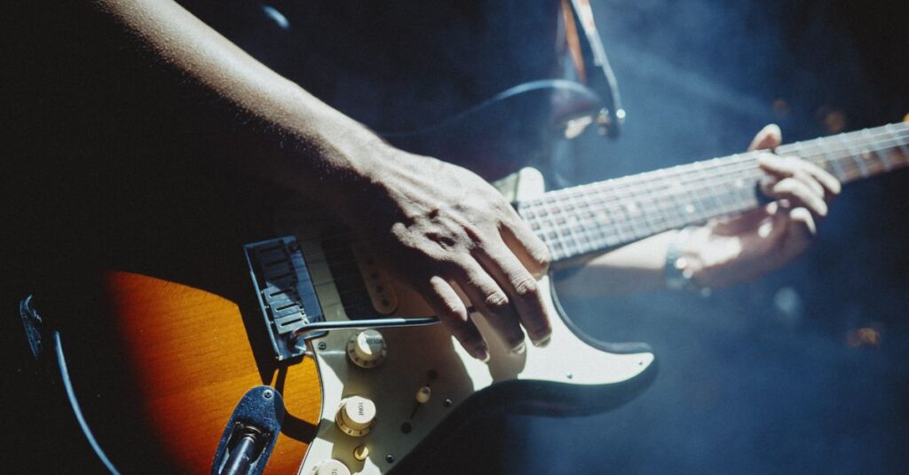 ギタリストが最適な小型アンプを選んで演奏を楽しんでいる様子