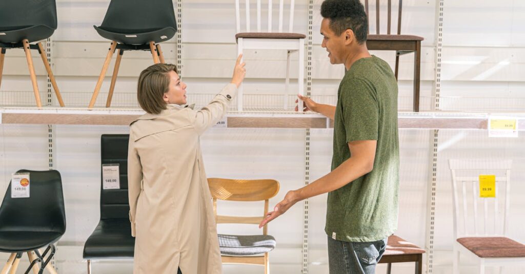 ギタリストが最適な小型アンプを選んで演奏を楽しんでいる様子