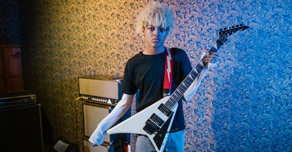 ギタリストが最適な小型アンプを選んで演奏を楽しんでいる様子